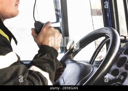 Truck-Fahrer spricht auf dem Walkie-Talkie Stockfoto