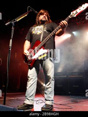 Der Tesla-Bassist Brian Wheat tritt mit dem Rest der Band im Pavilion in Coconut Creek, Florida auf. Stockfoto