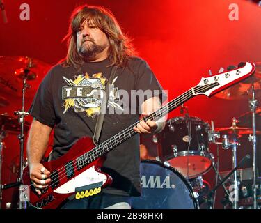 Der Tesla-Bassist Brian Wheat tritt mit dem Rest der Band im Pavilion in Coconut Creek, Florida auf. Stockfoto