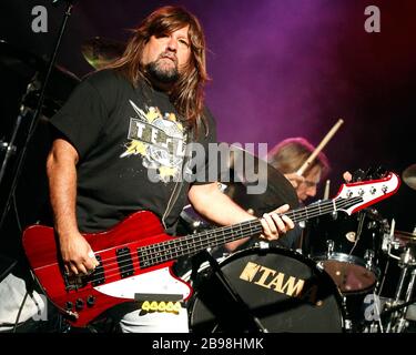 Der Tesla-Bassist Brian Wheat tritt mit dem Rest der Band im Pavilion in Coconut Creek, Florida auf. Stockfoto