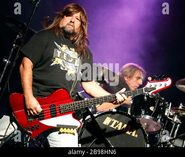 Der Tesla-Bassist Brian Wheat tritt mit dem Rest der Band im Pavilion in Coconut Creek, Florida auf. Stockfoto