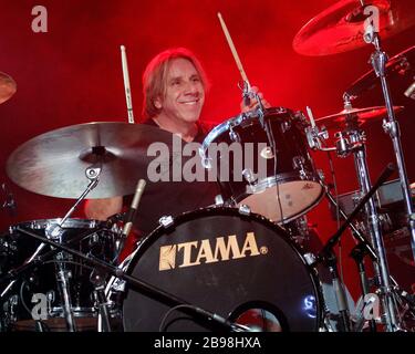 Tesla-Schlagzeuger Troy Luccketta tritt mit dem Rest der Band im Pavilion in Coconut Creek, Florida auf. Stockfoto