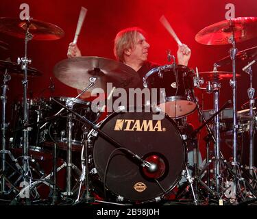 Tesla-Schlagzeuger Troy Luccketta tritt mit dem Rest der Band im Pavilion in Coconut Creek, Florida auf. Stockfoto