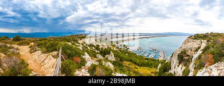 Panoramablick auf die Stadt Cagliari, die Insel Sardinien, Italien. Blick vom Devils Saddle (La Sella del Diavolo). Il Poetto Strand auf der rechten Seite Stockfoto