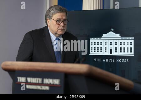 Washington, Vereinigte Staaten. März 2020. Der Generalstaatsanwalt der Vereinigten Staaten William P. Barr nimmt am 23. März 2020 an einem Nachrichten-Briefing von Mitgliedern der Coronavirus Task Force im Weißen Haus in Washington, DC Teil. Foto von Chris Kleponis/UPI Credit: UPI/Alamy Live News Stockfoto