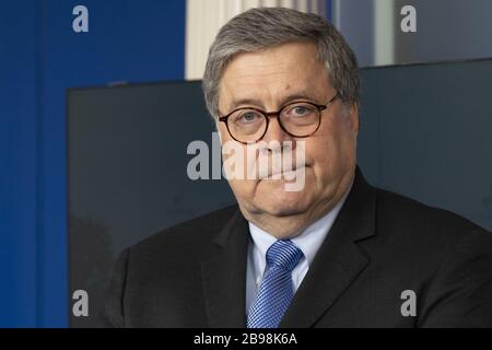 Washington, Vereinigte Staaten. März 2020. Der Generalstaatsanwalt der Vereinigten Staaten William P. Barr nimmt am 23. März 2020 an einem Nachrichten-Briefing von Mitgliedern der Coronavirus Task Force im Weißen Haus in Washington, DC Teil. Foto von Chris Kleponis/UPI Credit: UPI/Alamy Live News Stockfoto