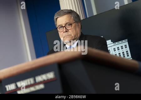 Washington, Vereinigte Staaten. März 2020. Der Generalstaatsanwalt der Vereinigten Staaten William P. Barr nimmt am 23. März 2020 an einem Nachrichten-Briefing von Mitgliedern der Coronavirus Task Force im Weißen Haus in Washington, DC Teil. Foto von Chris Kleponis/UPI Credit: UPI/Alamy Live News Stockfoto