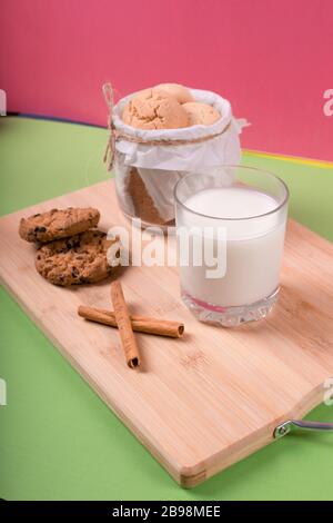 Tasse Milch mit Zimtgebäck Stockfoto