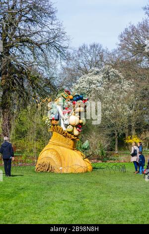 Ungewöhnliche Skulptur des Künstlers Philip Haas: Ein Kopf aus einer Sammlung von Gemüse, ausgestellt im RHS Garden, Wisley, Surrey Stockfoto