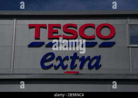 Tesco Extra Schild. Stourbridge, West Midlands. GROSSBRITANNIEN Stockfoto