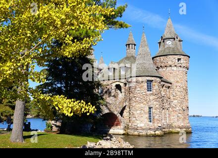 Alexandria Bay, New York, U.S.A - 24. Oktober 2019 - der Blick auf das Power House und den Uhrturm von Boldt Castle, umgeben von Herbstlaub entlang der St L Stockfoto