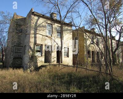 Reihe der verlassenen, baugleichen Häuser in Gary, Indiana im Herbst Stockfoto