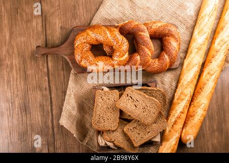 Türkische Bagels mit französischem Baguette und Brotscheiben im Karton Stockfoto