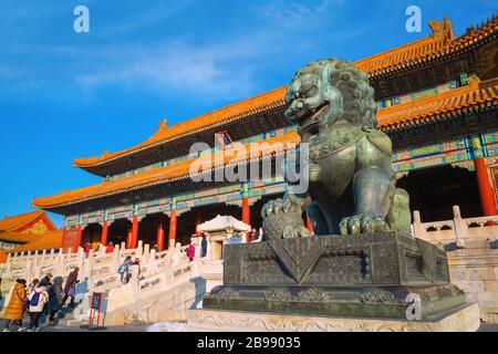 Peking, China - 9. Januar 2020: Taihemen (Tor der Obersten Harmonie) ist das größte Palasttor der Verbotenen Stadt, das 1420 eingerichtet wurde und eine Gesamtfläche von hat Stockfoto