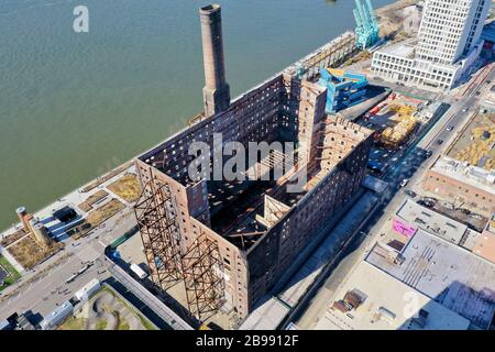 Brooklyn, New York - 17. Februar 2020: Ehemalige Domino Sugar Factory aus der Williamsburger Nachbarschaft von Brooklyn, New York. Stockfoto