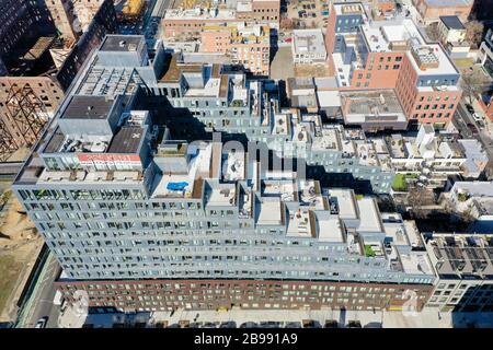 Brooklyn, New York - 17. Februar 2020: 325 Kent Kent Apartment Building in Williamsburg, New York. Stockfoto