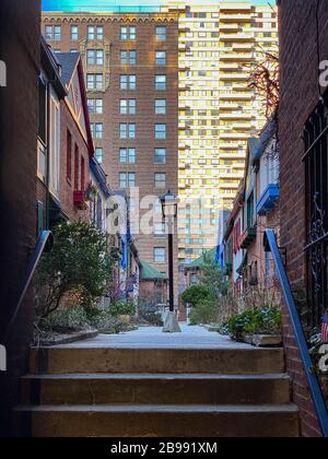 Pomander Walk, ein kooperativer Apartmentkomplex in Manhattan, New York City, an der Upper West Side zwischen Broadway und West End Avenue in New Stockfoto