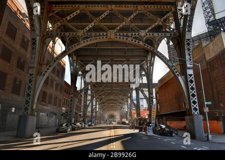 New York City - 17. Februar 2020: Unterseite der Stahlträger des Henry Hudson Parkway in Manhattan, New York City. Stockfoto