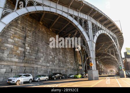 New York City - 17. Februar 2020: Unterseite der Stahlträger des Henry Hudson Parkway in Manhattan, New York City. Stockfoto