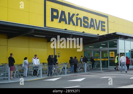 Die Leute warten vor dem Discount-Supermarkt Pak'nSave zwei Tage vor dem Coronavirus Covid-19 Level vier Selbstisolierungs-Lockdown in Neuseeland. Stockfoto