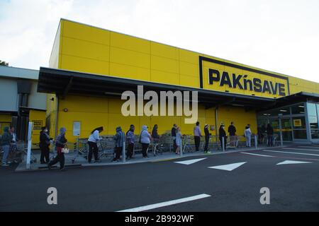 Die Leute warten vor dem Discount-Supermarkt Pak'nSave zwei Tage vor dem Coronavirus Covid-19 Level vier Selbstisolierungs-Lockdown in Neuseeland. Stockfoto