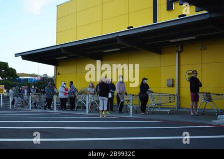 Die Leute warten vor dem Discount-Supermarkt Pak'nSave zwei Tage vor dem Coronavirus Covid-19 Level vier Selbstisolierungs-Lockdown in Neuseeland. Stockfoto