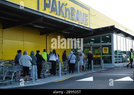 Die Leute warten vor dem Discount-Supermarkt Pak'nSave zwei Tage vor dem Coronavirus Covid-19 Level vier Selbstisolierungs-Lockdown in Neuseeland. Stockfoto