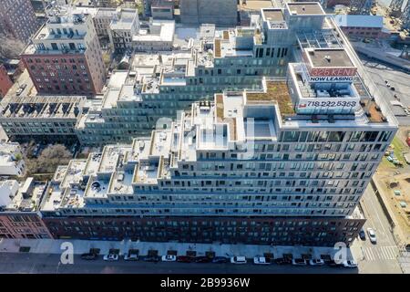 Brooklyn, New York - 17. Februar 2020: 325 Kent Kent Apartment Building in Williamsburg, New York. Stockfoto