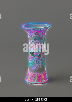 Becher Vase mit floralen Rollen und glückverheißenden Symbolen, Porzellan Porzellanvase mit einem hohlen Körper, auf sie in blau, rot, rosa, grün, gelb und schwarz gemalt. An der Wand zwei Gruppen von Glückseligen mit Wertsachen (Musikstein), Lotusrebe, Stativ, Obstkorb und Blumenvasen, um den Rand ein dekoratives Band mit Blumen und Lotusreben, ein dekoratives Band um den Fuß. Famille Rose., anonym, China, c. 1875 - c. 1899, Qing-Dynastie (1644-1912) / Guangxu-Periode (1875-1908), Porzellan (Material), Glasur, Vitrifikation, H 13.6 cm T 6.5 cm T 5.3 cm, neu gestaltet von Gibon, Design von Warm Cheer Stockfoto