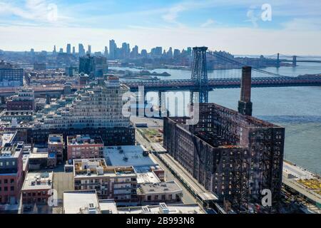 Brooklyn, New York - 17. Februar 2020: Ehemalige Domino Sugar Factory aus der Williamsburger Nachbarschaft von Brooklyn, New York. Stockfoto