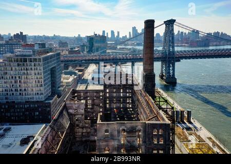 Brooklyn, New York - 17. Februar 2020: Ehemalige Domino Sugar Factory aus der Williamsburger Nachbarschaft von Brooklyn, New York. Stockfoto