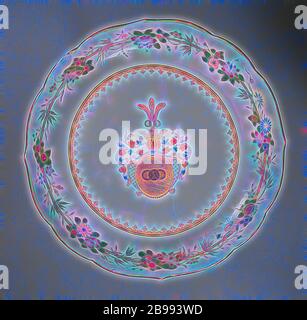 Sauver Teller mit dem Wappen der Familie Zurmegede, Porzellanschale mit gewellter Rand, malte auf der Glasur in Blau, Rot, Rosa, Grün, Gelb, Schwarz und Gold. Auf dem Regal, die Arme der Zurmegede Familie in Gold mit drei miteinander verbundenen Ringen. Der Helm ist eine Krone mit über drei miteinander verbundene Ringe und Pfauenfedern. Die Abdeckung beinhaltet eine Kartusche mit einem rautenförmigen Muster im Stil Louis XIV zusammen mit Blättern und eine Reihe von Perlen auf beiden Seiten. Eine Speerspitze Grenze an der Wand. Am Rande einer Dekoration von floralen Ranken und Bambus. Die Platte wurde unterbrochen. Waffe Porzellan mit Emaille Stockfoto