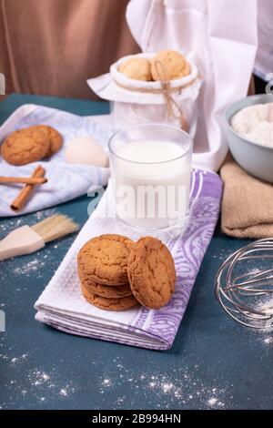 Tasse Milch und Kekse Stockfoto