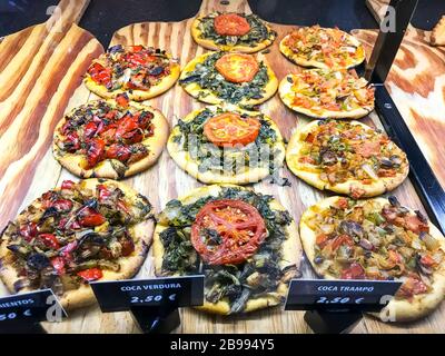 Spanische Küche - offene Pasteten mit Gemüse (Coca de Verduras, Coca de Trampó). Stockfoto