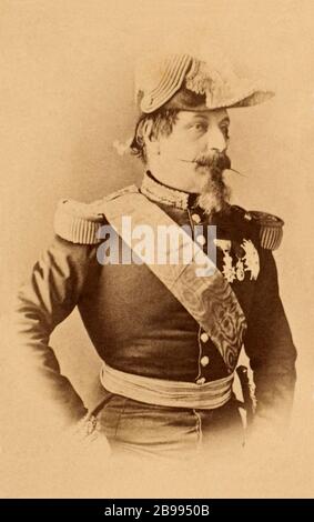 1860 Ca, FRANKREICH: Der französische Kaiser NAPOLEON III. (* um 1800-3, Sohn von Louis BONAPARTE und Ortensia Beauharnais ). Porträt von Pierre Louis Pierson (* um 1822 in Paris; † 1913 in Paris). - REALI - Königtum - nobili - nobiltà - Napoleone III - imperatore - Baffi - Schnurrbart - Ritratto - Baffi - Schnurrbart - Bart - Barba - RISORGIMENTO - Medaillen - medaglie - Militäruniform - Divisa unique militare - feluca - Hut - cappello -- Archivio GBB Stockfoto