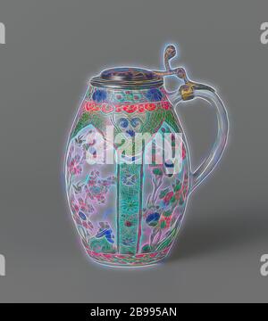 Tankard mit blume Sprays in der Dekoration und Abdeckung von Zinn, Tonnenförmig Bierkrug aus Porzellan mit C-förmigen Ohr und Zinndeckel mit Daumen, malte auf der Glasur in Blau, Rot, Grün, Gelb, Aubergine, Schwarz und Gold. An der Wand mit vier langen Lotus leaf-Boxen mit blume Sprays, Felsen und Vögel gefüllt, zwischen den Kisten lose Blumen auf schwarzem Grund grün gesprenkelt, oben hängenden Kästen mit Lotus Reben umgeben von Frog spawn "frog Spawn" vor, dass eine Band mit ruyi Motiv, um die Felge und der Fuß eine Band mit geometrischen Muster. Der Zinndeckel mit blume Sprays und Vogel Stockfoto