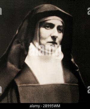 1935 c, DEUTSCHLAND: Die deutsche Frau Philosophin und Nonne EDITH STEIN (* zwischen dem Jahr 1890 und dem Jahr 1942 in Berlin). Geboren in jüdischer Familie konvertierte er zur katholischen Religion und wurde Nonne im Karmelitenorden, getötet während der Shoah durch den nationalsozialismus im Auschwitzer Extermitionslager. Sie wird 199 von Papst Johannes Paul II. Als Märtyrerin und Heilige der katholischen Kirche heiliggesprochen, sie ist eine von sechs Mitpatronenheiligen Europas. - SCRITTORE - SCRITRICE - Santità - SANTA - San - LETTERATURA - LITERATUR - Letterata - FILOSOFA - FILOSOFO - FILOSOFIA - PHILOSOPHIE - Porträt - Ritratto - Convertita - Martyre - Canonizzazione - Canonizzata - RELIGIONE Stockfoto