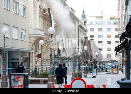 (200324) -- ZAGREB, 24. März 2020 (Xinhua) -- Menschen reißen die Fassade eines Gebäudes nach einem Erdbeben in Zagreb, Kroatien, 23. März 2020 als Sicherheitsvorkehrungen ab. Eine Reihe von Nachbeben rasselte die kroatische Hauptstadt Zagreb am Montag weiter, nachdem ein Erdbeben der Stärke 5.4 die Stadt einen Tag zuvor schwer beschädigt hatte. Der kroatische Innenminister davor Bozinovic bestätigte am Montag, dass mehr als 250 Gebäude beschädigt sind, darunter viele Kulturrelikte. Mehr als 7.000 Objekte wurden für die Schadensbewertung gemeldet. (Sanjin Strukic/Pixsell über Xinhua) Stockfoto