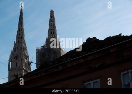 (200324) -- ZAGREB, 24. März 2020 (Xinhua) -- Foto vom 23. März 2020 zeigt die Turmspitze der Kathedrale von Zagreb, die durch ein Erdbeben in Zagreb, Kroatien beschädigt wurde. Eine Reihe von Nachbeben rasselte die kroatische Hauptstadt Zagreb am Montag weiter, nachdem ein Erdbeben der Stärke 5.4 die Stadt einen Tag zuvor schwer beschädigt hatte. Der kroatische Innenminister davor Bozinovic bestätigte am Montag, dass mehr als 250 Gebäude beschädigt sind, darunter viele Kulturrelikte. Mehr als 7.000 Objekte wurden für die Schadensbewertung gemeldet. (Sanjin Strukic/Pixsell über Xinhua) Stockfoto