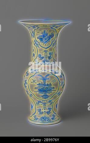 Kunst Elemente Becher Vase mit Blumen Schriftrollen und wertvolle Objekte, Kunst Elemente-förmige Porzellan Vase mit einem breiten Hals, in unterglasur blau lackiert. Der Bauch und Hals sind mit stilisierten Chrysantheme Getränke, die die "Hou" Charakter, unter den Reben bedeckt, acht gelappt Kartuschen mit Wertsachen (Diamond, Pearl, musikalische Stein, Bücher) und Antiquitäten (Vase mit Pfauenfedern, Bücher, Räuchergefäß, Objekte eines Gelehrten). Blau Weiß., anonym, China, C. 1680 - C. 1720, Qing- Dynastie (1644-1912)/Kangxi-Periode (1662-1722), Porzellan (Material), Glasur, Cobalt (Mineral), Verglasung, H 47 cm Stockfoto