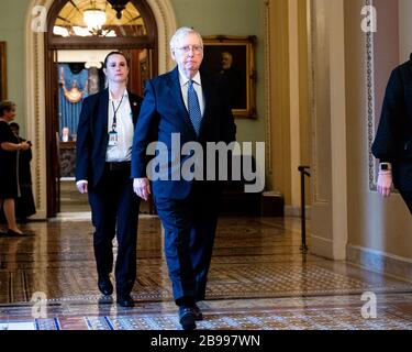 US-Senator Mitch McConnell (R-KY) geht in Richtung Senatskammer. Stockfoto