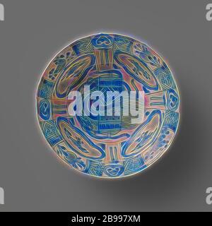 Falten hat Schüssel mit Glückssymbole, Blüte und Frucht Sprays, Falten hut Schale aus Porzellan mit gezacktem Rand, in unterglasur blau lackiert. Auf der Unterseite lucky Objekte (Rolle, chakra), die Innenwand ist in vier breiten Fächer mit einem Pfirsich oder Blume Zweigstelle in einer muschelförmigen Kartusche unterteilt, zwischen vier schmalen Fächer mit Bögen, die innere Kante mit Serviette arbeiten mit ruyi Motiv und Obst Niederlassungen in Kartuschen durchsetzt, den äußeren Rand mit zwei Blumen Zweige, die äußere Mauer mit vier scalloped Kartuschen mit Punkten und vier schmalen Fächern. Kraak Porzellan., anonym Stockfoto