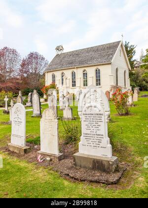 Die im Jahre 182 errichtete Christ Church in Russell, Neuseeland, mit ihrem historischen Friedhof ist die älteste noch existierende Kirche des Landes. Stockfoto