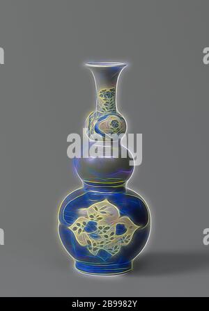 Triple-Kürbis - geformte Flasche Vase mit Pulver blau, celadon und blühende Pflanzen, Flasche-förmige Vase (Knopf Flasche) aus Porzellan, zwei Knötchen in den Hals, ein kugelförmiger Körper und Mund, in unterglasur blau lackiert und mit einem celadon Glasur Grün bedeckt. Der Körper ist mit Bleu poudré (Pulver blau) mit drei Cut-out, überbackene Abschnitte mit blühenden Pflanzen (schöne Nelke, Chrysantheme, Pfingstrose) in der Nähe von Felsen bedeckt. Die untere Kugel in den Nacken ist bedeckt mit einer celadon Glasur. Die obere mit Serviette, die Arbeit, die von einer Blüte Zweig in einer Kartusche unterbrochen. Der Hals mit blühenden Pflanzen. Monoch Stockfoto