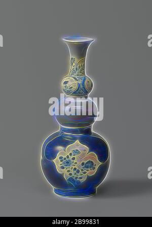 Triple-Kürbis - geformte Flasche Vase mit Pulver blau, celadon und blühende Pflanzen, Flasche-förmige Vase (Knopf Flasche) aus Porzellan, zwei Knötchen in den Hals, ein kugelförmiger Körper und Mund, in unterglasur blau lackiert und mit einem celadon Glasur Grün bedeckt. Der Körper ist bedeckt mit Bleu poudré (Pulver blau) mit drei aufbewahrten, überbackene Abschnitte mit blühenden Pflanzen (schöne Nelke, Chrysantheme, Pfingstrose) in der Nähe von Felsen. Die untere Kugel in den Nacken ist bedeckt mit einer celadon Glasur. Die obere mit Serviette, die Arbeit, die von einer Blüte Zweig in einer Kartusche unterbrochen. Der Hals mit blühenden Pflanzen. Monochro Stockfoto