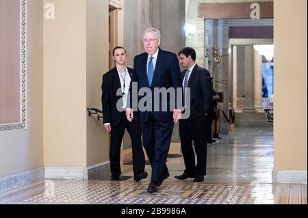 US-Senator Mitch McConnell (R-KY) geht in Richtung Senatskammer. Stockfoto