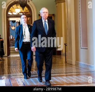 US-Senator Mitch McConnell (R-KY) geht in Richtung Senatskammer. Stockfoto