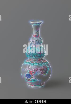 Triple-Kürbis Vase mit Blumen Sprays und Insekten, Flasche-förmige Vase (Knopf Flasche) aus Porzellan, mit drei-teilige Karosserie und die Verbreitung von Hals, malte auf der Glasur in Blau, Rot, Grün, Gelb, Aubergine, Schwarz und Gold. Den unteren Teil des Körpers mit drei blühende Zweige (Pfingstrose, chrysantheme) und eine Band mit ruyi Motiv, der mittlere Teil mit Lotus Reben in der Reserve gegen einen roten Boden, der oberen Knötchen mit drei Obst-förmige Kartuschen mit einem Insekt auf einem Betrieb, zwei Bambus Filialen auf den Hals, einer gesprungenen Eis Muster in Grün rund um die Basis. Ein Riss in der Kante. Alte Aufkleber auf der Unterseite mit' Stockfoto