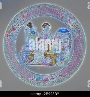 Untertasse - Teller mit einem chinesischen Frau und zwei jungen, Porzellan Teller bedeckt mit rosa Glasur und auf die Glasur in Blau, Rot, Rosa, Grün, Gelb, Lila, Schwarz und Gold bemalt. Auf dem Regal eine sitzende Chinesische Dame mit zwei Jungen von lucky Objekten umgeben, die Wand mit einem Band der Serviette Arbeit mit Blatt durchsetzt - geformte Kartuschen mit blume Sprays, eine Band mit Serviette Arbeit am inneren Rand, die Rückseite ist mit einem rosa Glasur. Famille rose mit Ruby zurück., anonym, China, C. 1725 - C. 1735, Qing- Dynastie (1644-1912)/Yongzheng-Periode (1723-1735), Porzellan (Material), Glasur, Gold (Metall), vit Stockfoto