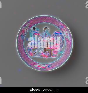 Untertasse - Teller mit einem chinesischen Frau und zwei jungen, Porzellan Teller bedeckt mit rosa Glasur und auf die Glasur in Blau, Rot, Rosa, Grün, Gelb, Lila, Schwarz und Gold bemalt. Auf dem Regal eine sitzende Chinesische Dame mit zwei Jungen von lucky Objekten umgeben, die Wand mit einem Band der Serviette Arbeit mit Blatt durchsetzt - geformte Kartuschen mit blume Sprays, eine Band mit Serviette Arbeit am inneren Rand, die Rückseite ist mit einem rosa Glasur. Famille rose mit Ruby zurück., anonym, China, C. 1725 - C. 1735, Qing- Dynastie (1644-1912)/Yongzheng-Periode (1723-1735), Porzellan (Material), Glasur, Gold (Metall), vit Stockfoto